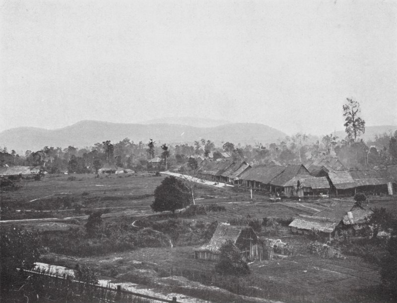 Kuala Lumpur 1884, platsen för nuvarande regeringskansli (s/v foto) av English Photographer