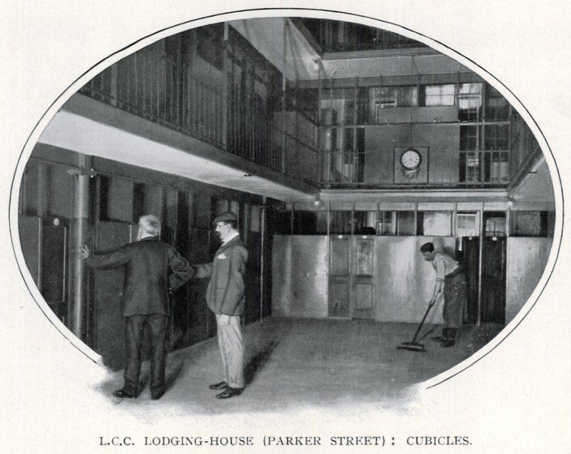 L.C.C. Logi-House (Parker Street): Skåp (s/v foto) av English Photographer