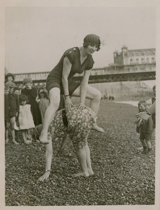 Leapfrogging på Brighton Beach av English Photographer