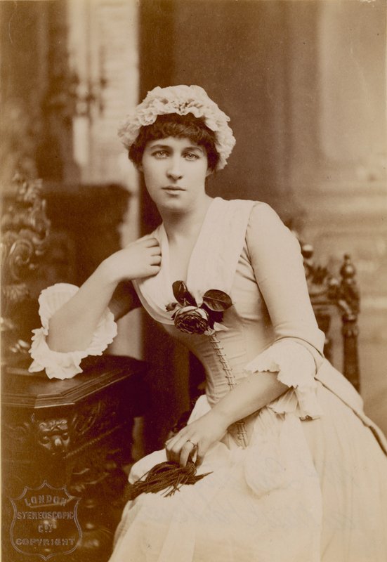 Lillie Langtry, skådespelerska, fotografi i rollen som Miss Hardcastle av English Photographer