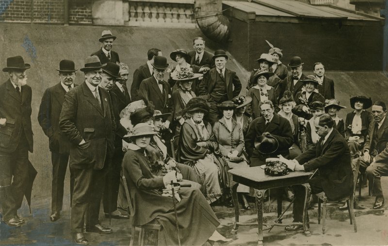 Lyssna på Sir James Barrie läsa The Admirable Crichton på Wyndhams tak 1912 av English Photographer