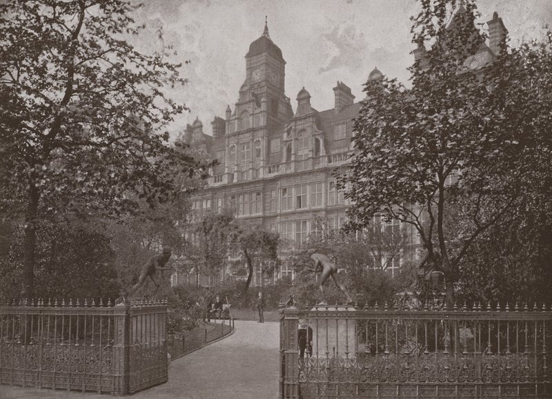 London County Council Education Offices av English Photographer