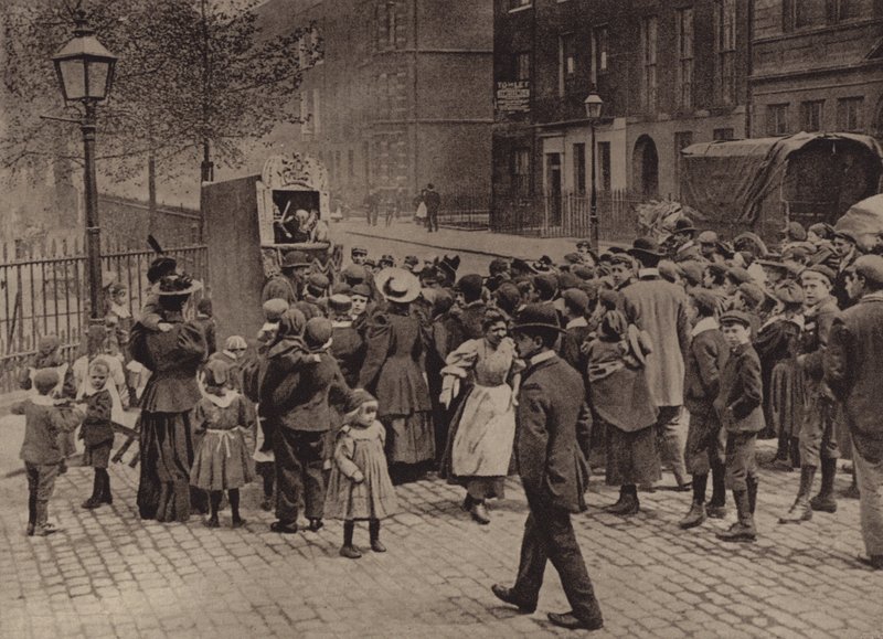 London: Punch and Judy Show (s/v foto) av English Photographer