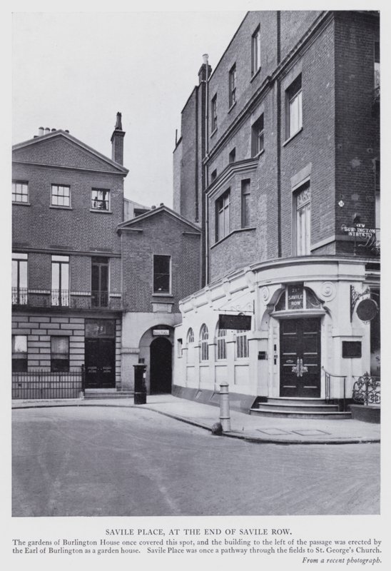 London: Savile Place, i slutet av Savile Row (s/v foto) av English Photographer