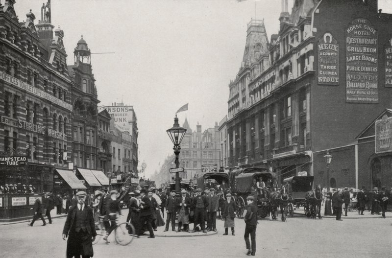 London: Tottenham Court Road (s/v foto) av English Photographer