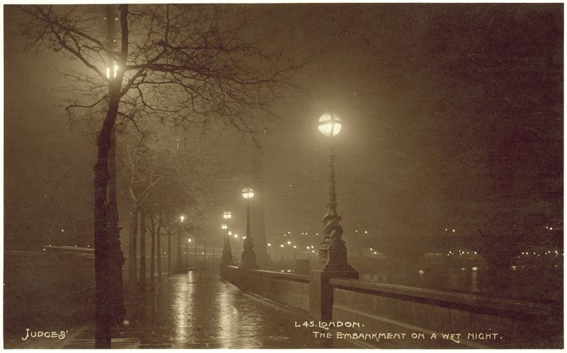 London, Embankment under en regnig natt (svartvitt foto) av English Photographer