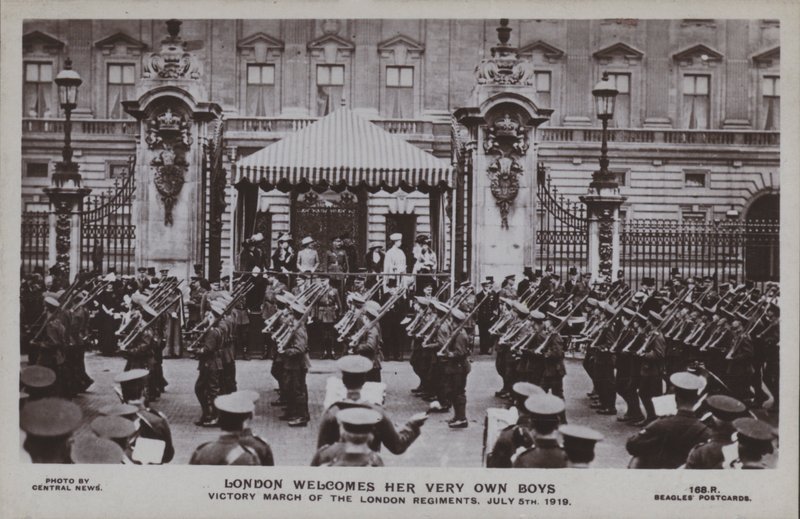 London välkomnar sina alldeles egna pojkar, segermarsch av Londonregementena, 5 juli 1919 (s/v foto) av English Photographer