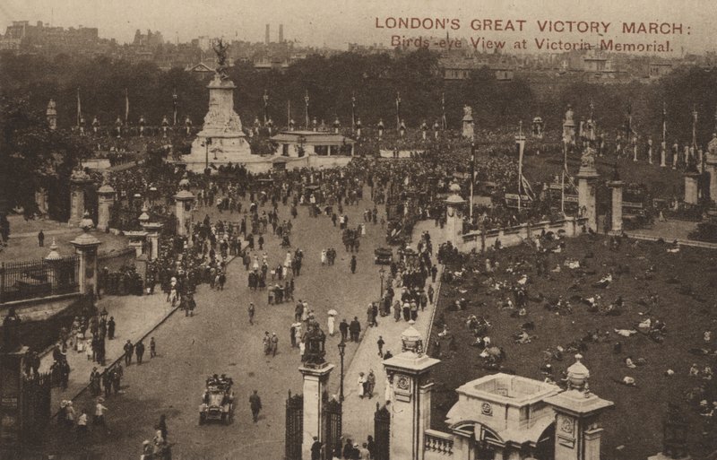 Londons Great Victory March, fågelperspektiv vid Victoria Memorial (s/v foto) av English Photographer