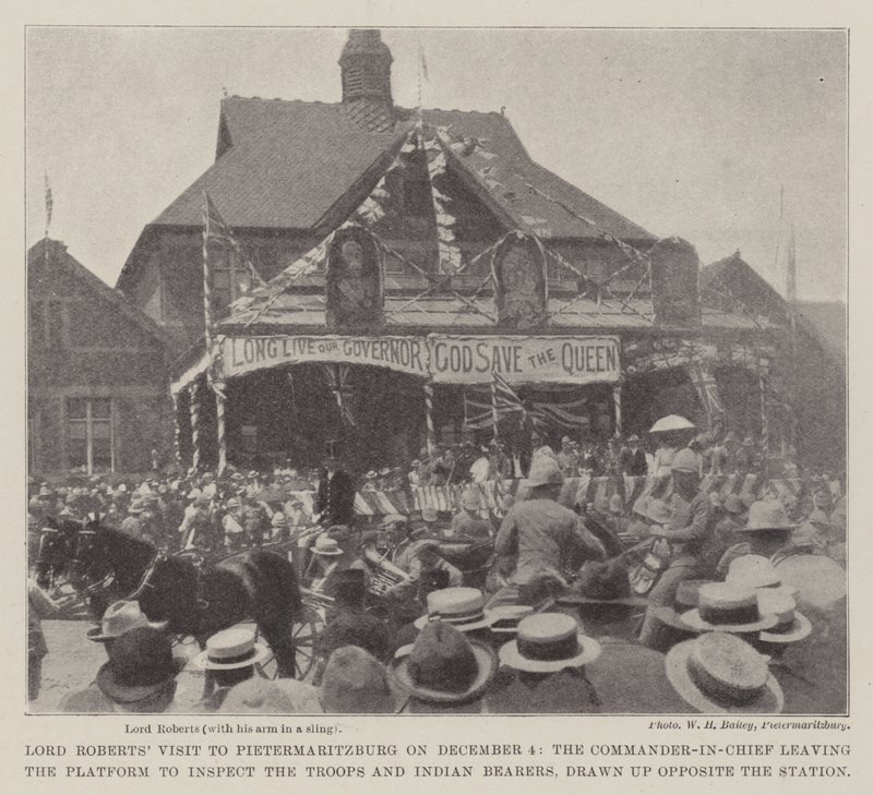 Lord Roberts besök i Pietermaritzburg den 4 december, överbefälhavaren lämnar plattformen för att inspektera trupperna och indiska bärare, uppställda mittemot stationen av English Photographer
