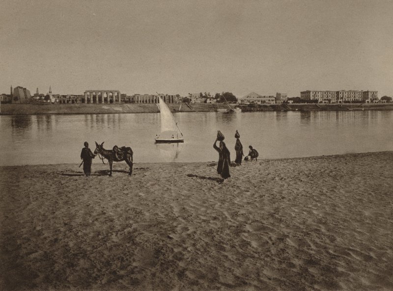 Luxor, allmän utsikt över Luxortemplet från Nilen av English Photographer