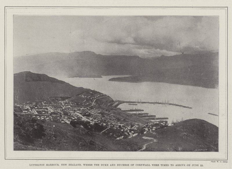 Lyttelton Harbour, Nya Zeeland, dit hertigen och hertiginnan av Cornwall skulle anlända den 22 juni av English Photographer
