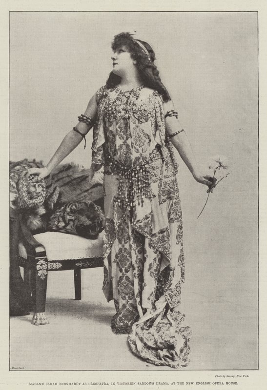 Madame Sarah Bernhardt som Cleopatra, i Victorien Sardous Drama, på New English Opera House av English Photographer