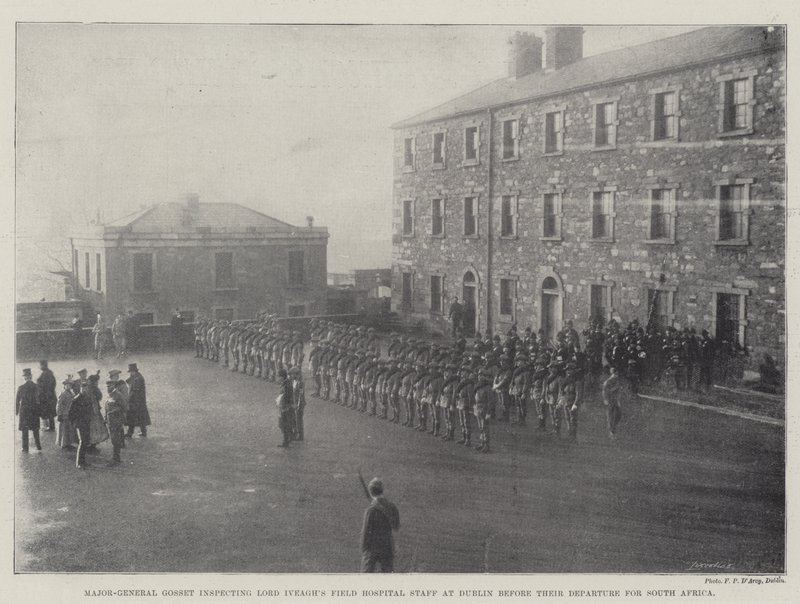 Generalmajor Gosset inspekterar Lord Iveaghs fältsjukhuspersonal i Dublin innan deras avresa till Sydafrika av English Photographer