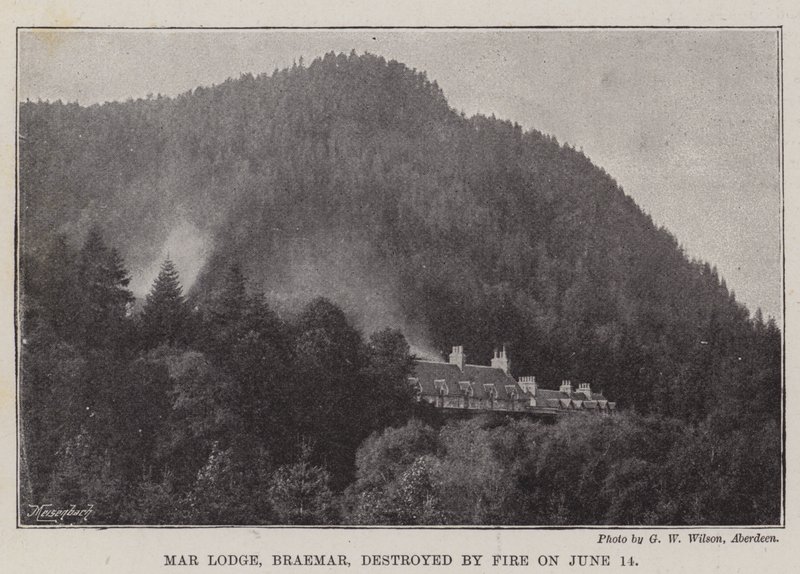 Mar Lodge, Braemar, förstördes av brand den 14 juni av English Photographer