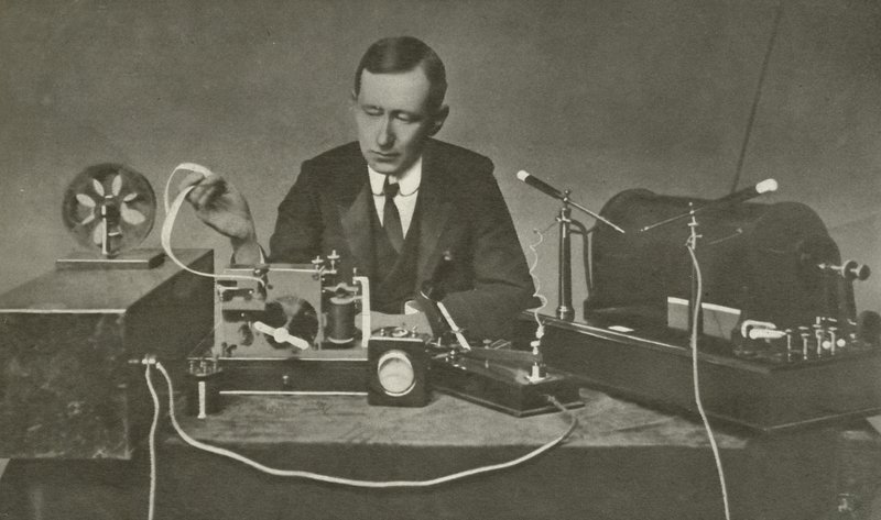 Marconi med en tidig trådlös apparat (s/v foto) av English Photographer