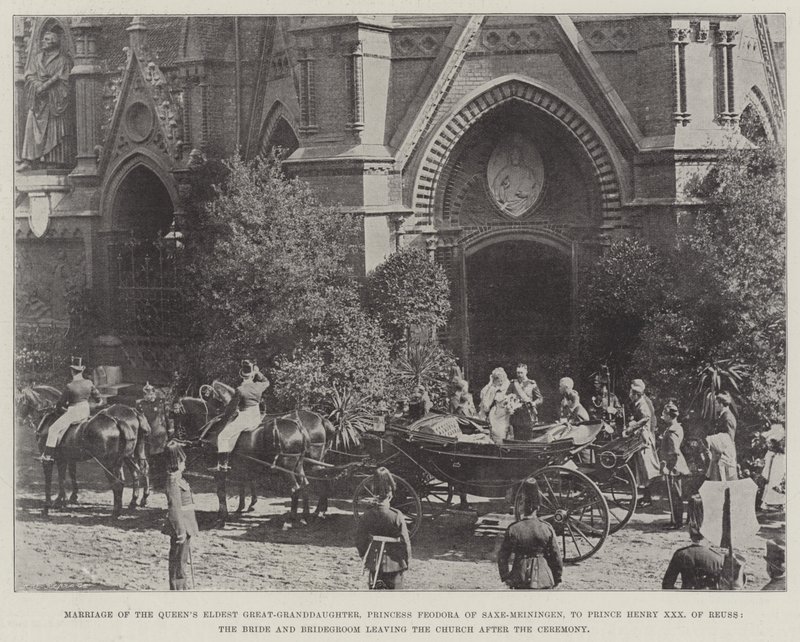 Äktenskap mellan drottningens äldsta barnbarnsbarn, prinsessan Feodora av Saxe-Meiningen, med prins Henrik XXX av Reuss, bruden och brudgummen som lämnar kyrkan efter ceremonin av English Photographer