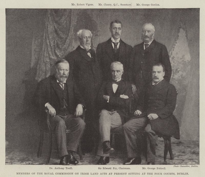 Medlemmar av Royal Commission on Irish Land Acts sitter för närvarande vid Four Courts, Dublin av English Photographer