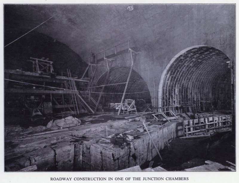 Mersey Tunnel: Vägkonstruktion i en av Junction Chambers (s/v foto) av English Photographer