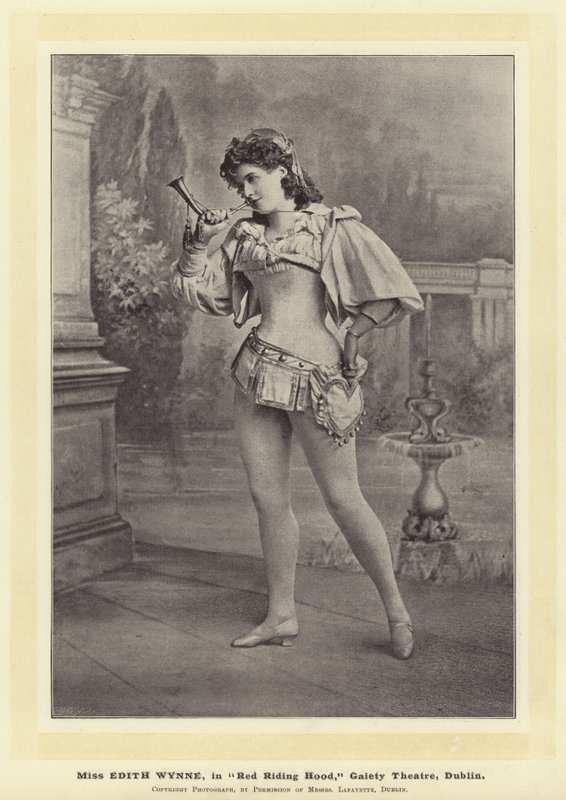 Miss Edith Wynne, i Red Riding Hood, Gaiety Theatre, Dublin av English Photographer
