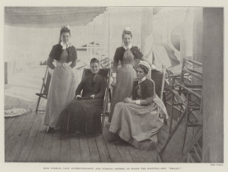 Miss Norman, Lady Superintendent och Nursing Sisters, ombord på Hospital-Ship Trojan av English Photographer