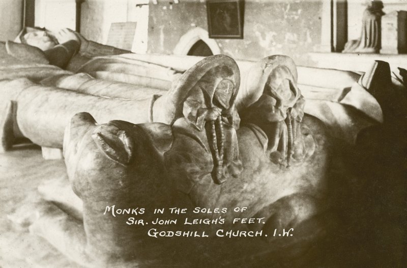 Munkar i Sir John Leighs fotsulor, Godshill Church, Isle of Wight, England (svartvitt foto) av English Photographer