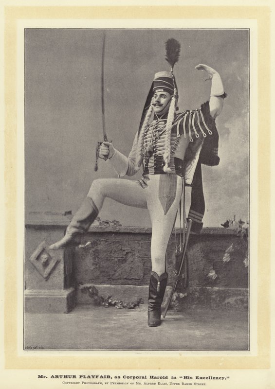 Mr Arthur Playfair, som korpral Harold i hans excellens av English Photographer