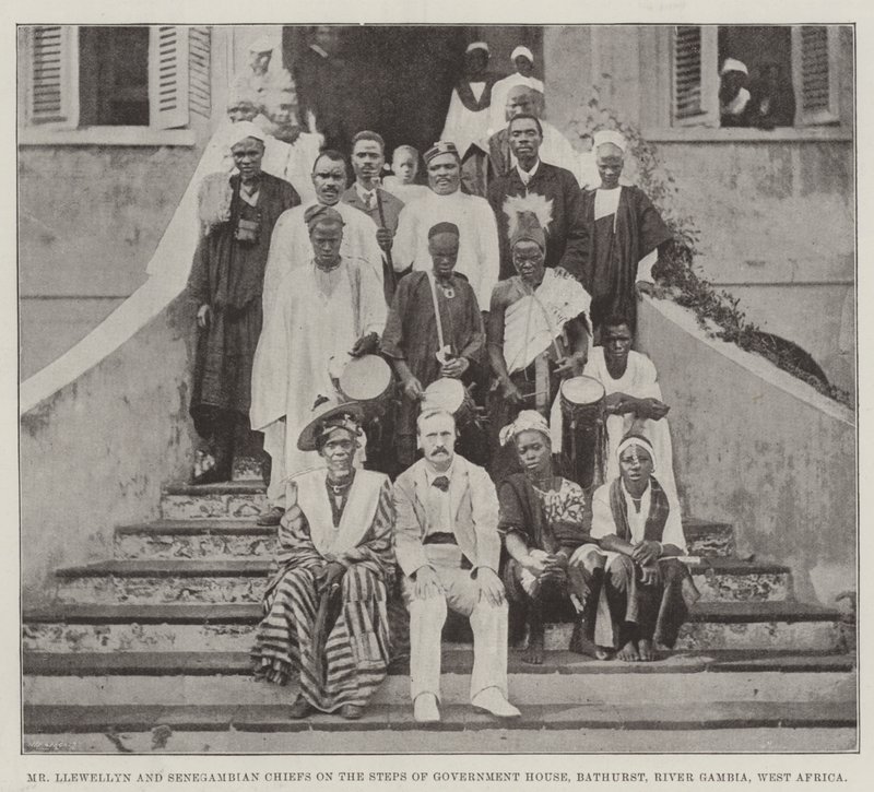 Herr Llewellyn och Senegambiska hövdingar på trappan till regeringshuset, Bathurst, floden Gambia, Västafrika av English Photographer