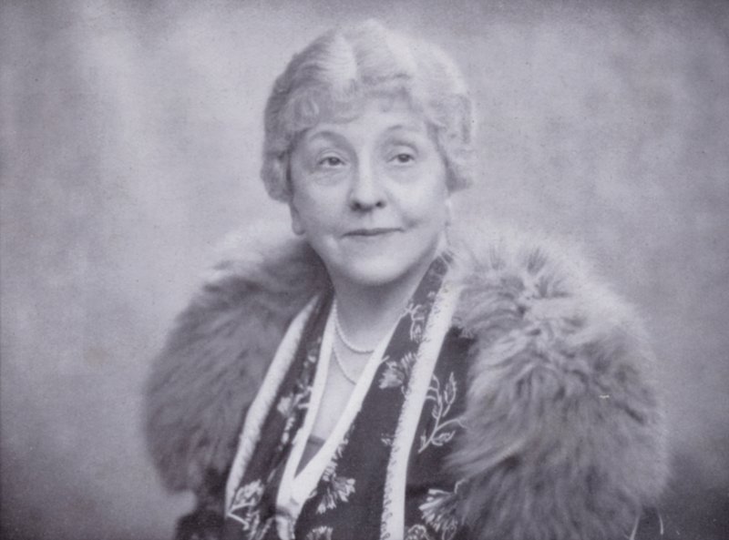 Fru Laura Henderson, ägare till Windmill Theatre, Piccadilly, London (foto) av English Photographer