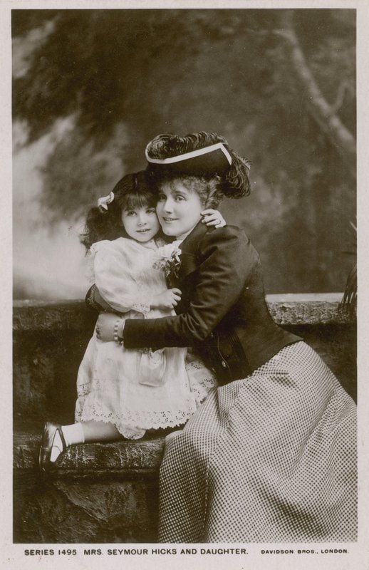 Mrs Seymour Hicks och dotter av English Photographer