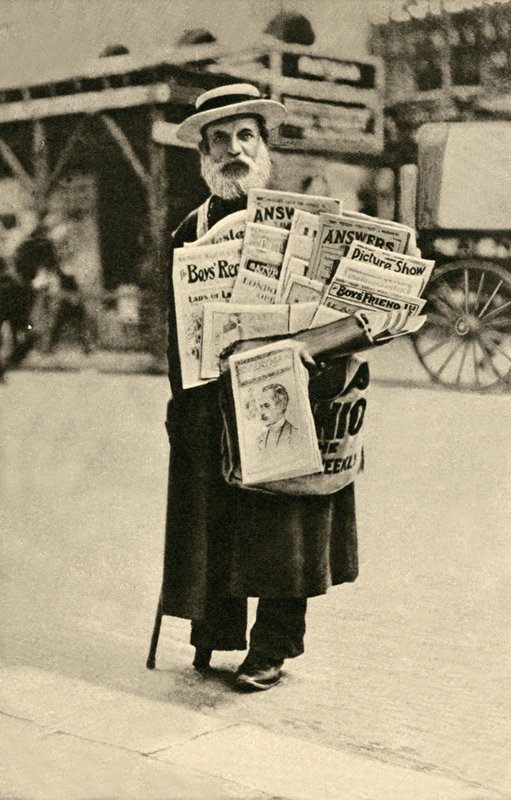 Tidningsförsäljare (s/v foto) av English Photographer