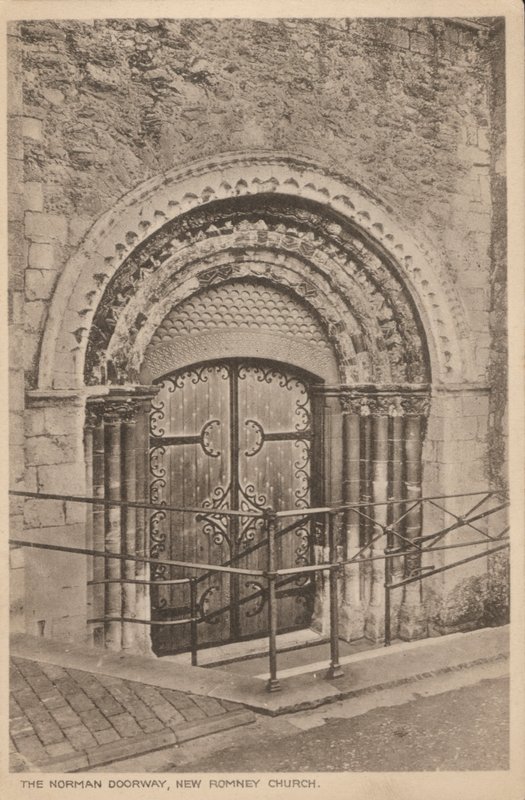 Norman dörröppningen till St Nicholas Church, New Romney, Kent (s/v foto) av English Photographer