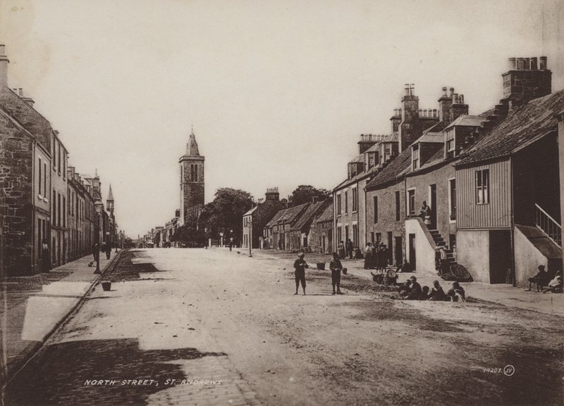 North Street, St Andrews av English Photographer