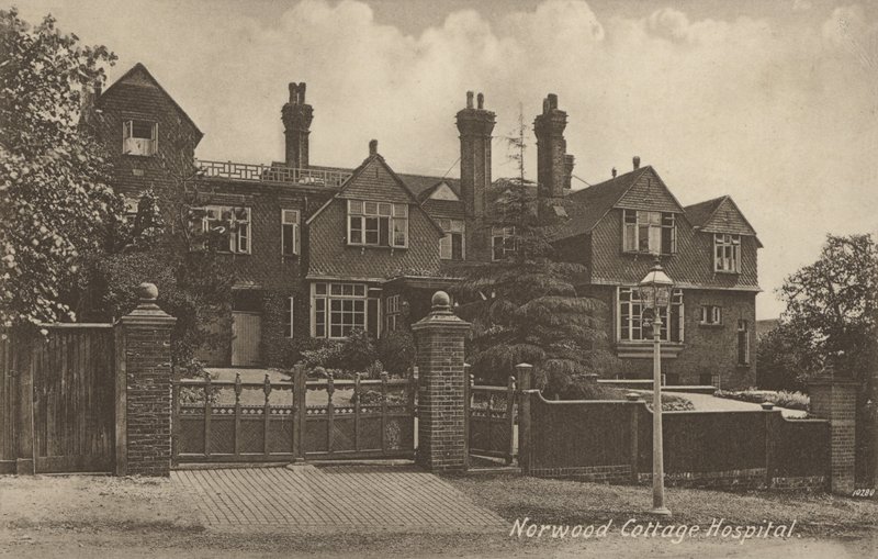 Norwood Cottage Hospital, nära London (s/v foto) av English Photographer