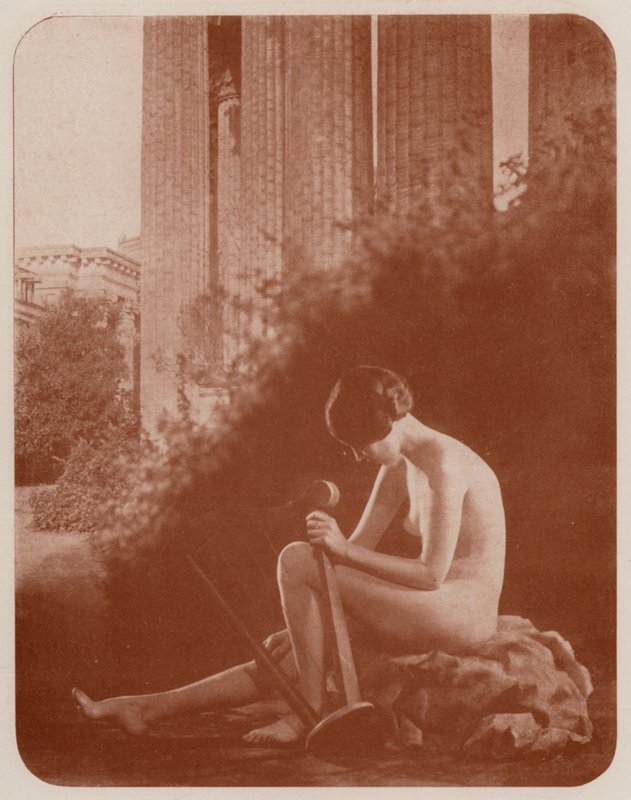 Nudistkonst: Broken Melody (svartvitt foto) av English Photographer