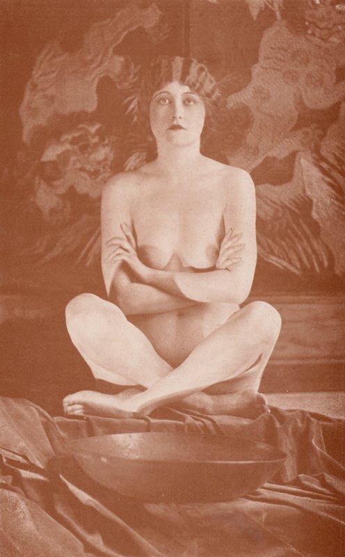 Nudistkonst: Buddha (svartvitt foto) av English Photographer