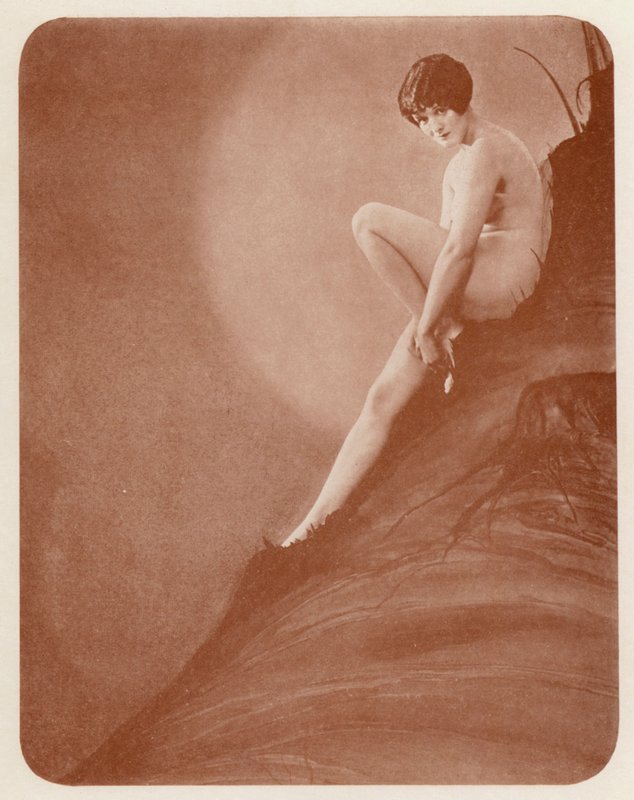 Nudistisk konst: Coquettish (svartvitt foto) av English Photographer