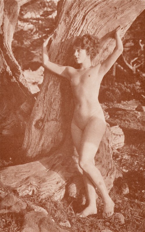 Nudistisk konst: Earthbound (svartvitt foto) av English Photographer