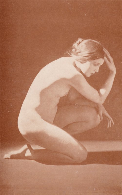 Nudistkonst: Den eftertänksamma (svartvitt foto) av English Photographer