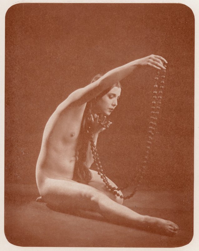 Nudistkonst: Jewel (svartvitt foto) av English Photographer