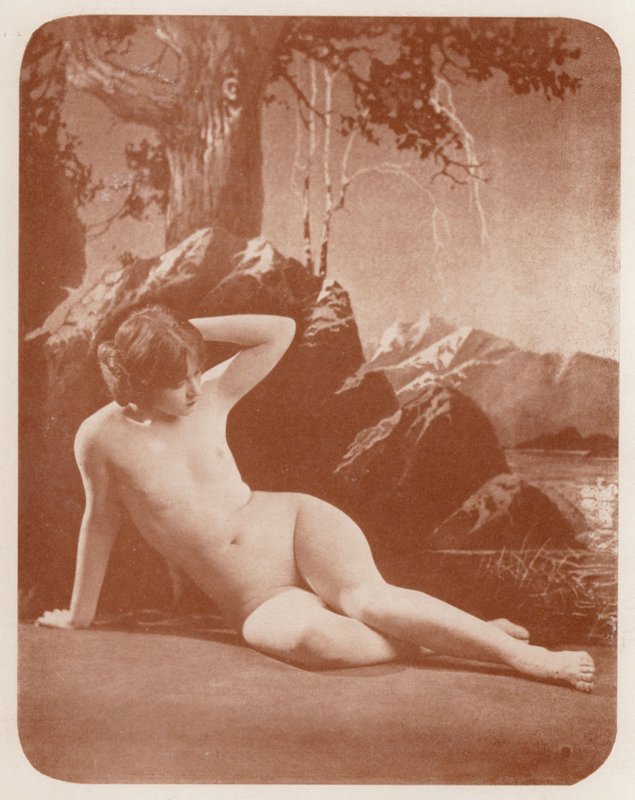 Nudistisk konst: Lady of the Lake (svartvitt foto) av English Photographer