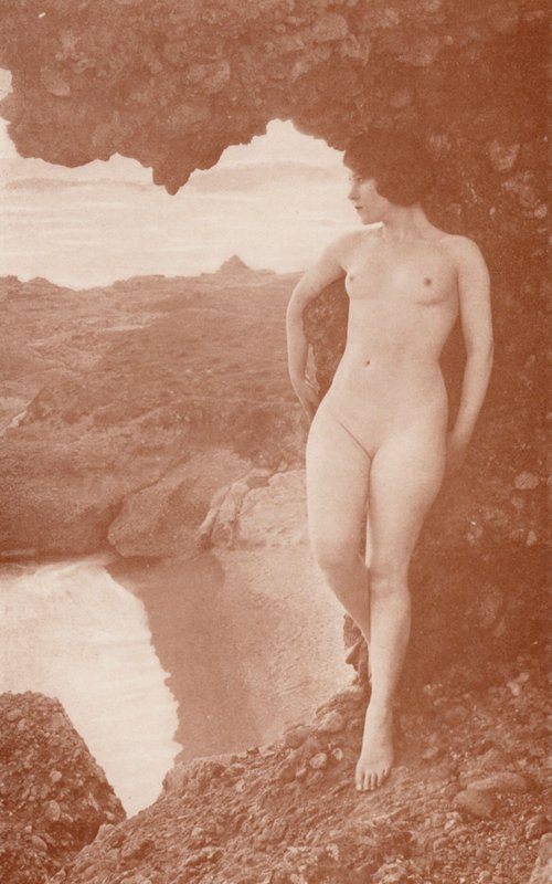 Nudistkonst: Scylla (svartvitt foto) av English Photographer