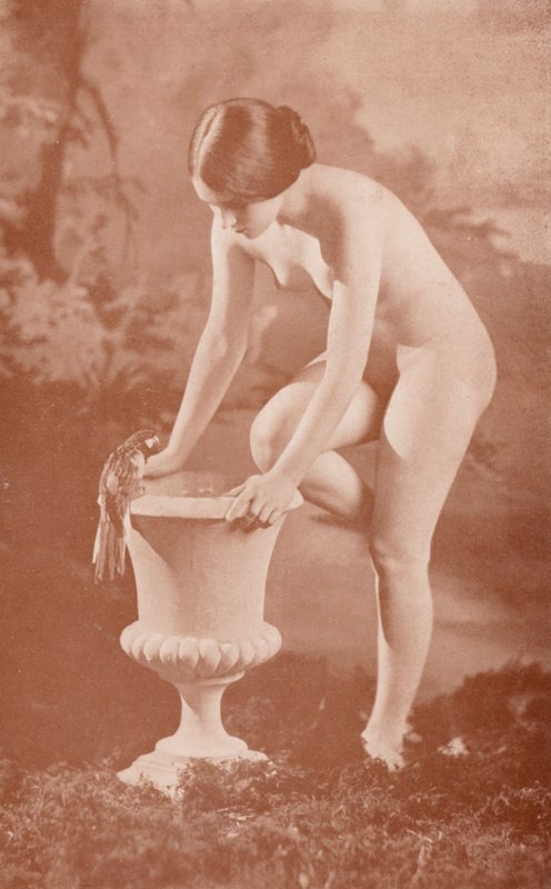 Nudistkonst: Secrets (svartvitt foto) av English Photographer