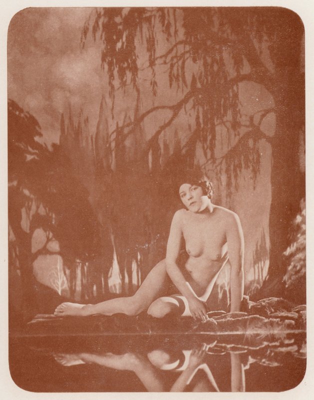Nudistkonst: Stilla vatten (svartvitt foto) av English Photographer