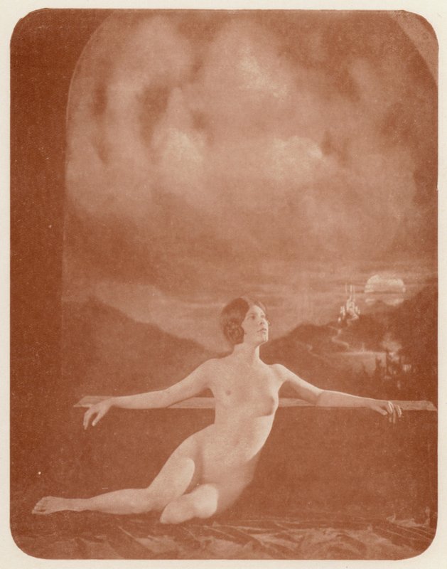 Nudistkonst: Dagens gryning (svartvitt foto) av English Photographer