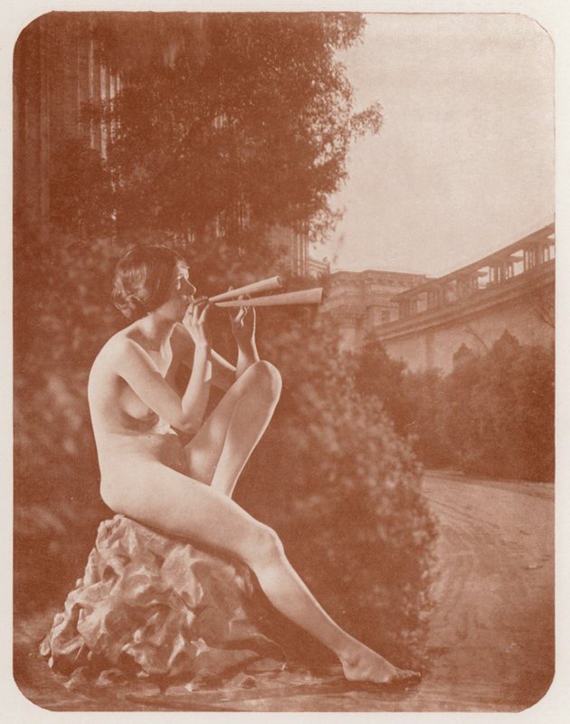 Nudistkonst: The Muse (svartvitt foto) av English Photographer