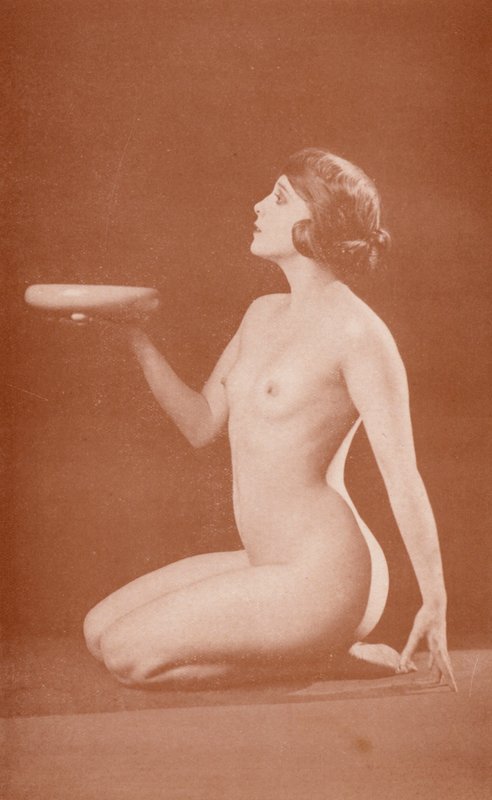 Nudistkonst: Erbjudandet (svartvitt foto) av English Photographer
