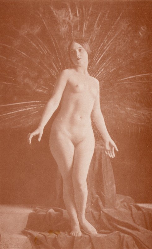 Nudistkonst: Påfågeln (svartvitt foto) av English Photographer