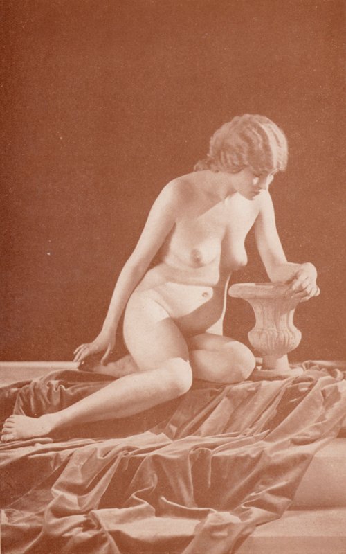 Nudistkonst: Urnan (svartvitt foto) av English Photographer