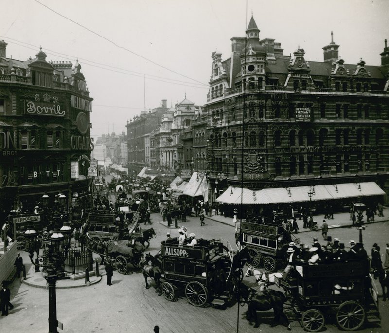 Oxford Street och Tottenham Court Road, London av English Photographer