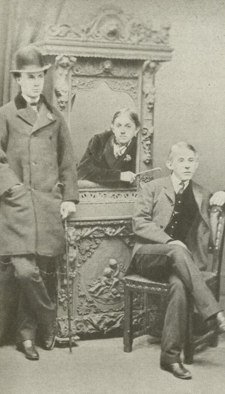 Oxford-studenter, sent 1860-tal (s/v-foto) av English Photographer